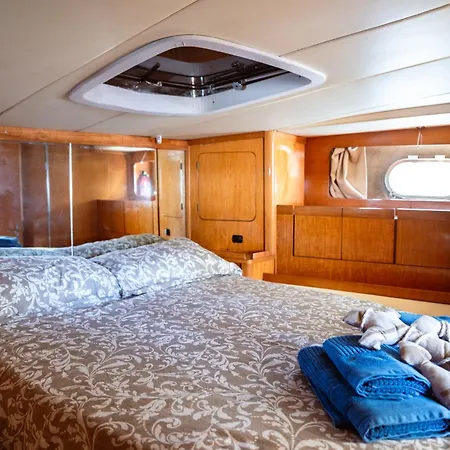 Úszó hotel Bali House Boat SantʼAntìoco