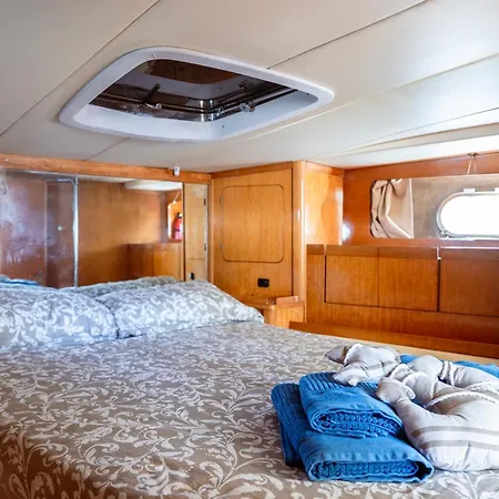 Úszó hotel Bali House Boat